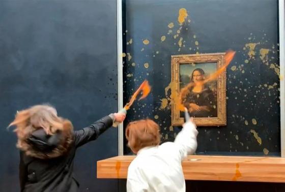 Dos activistas climáticas arrojan sopa sobre la Mona Lisa